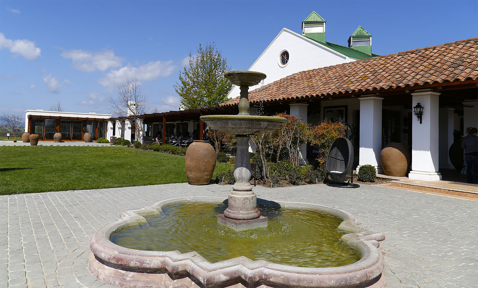 Patio y fuente de Casas del Bosque
