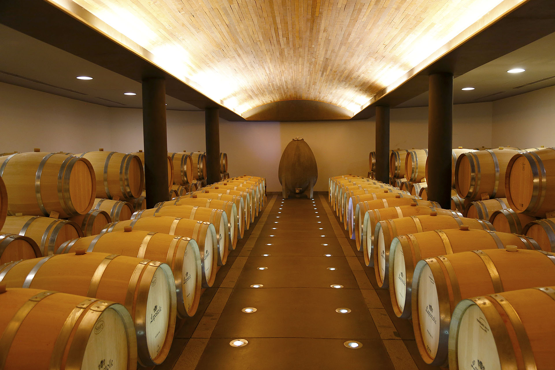 Sala de barricas de Clos Apalta